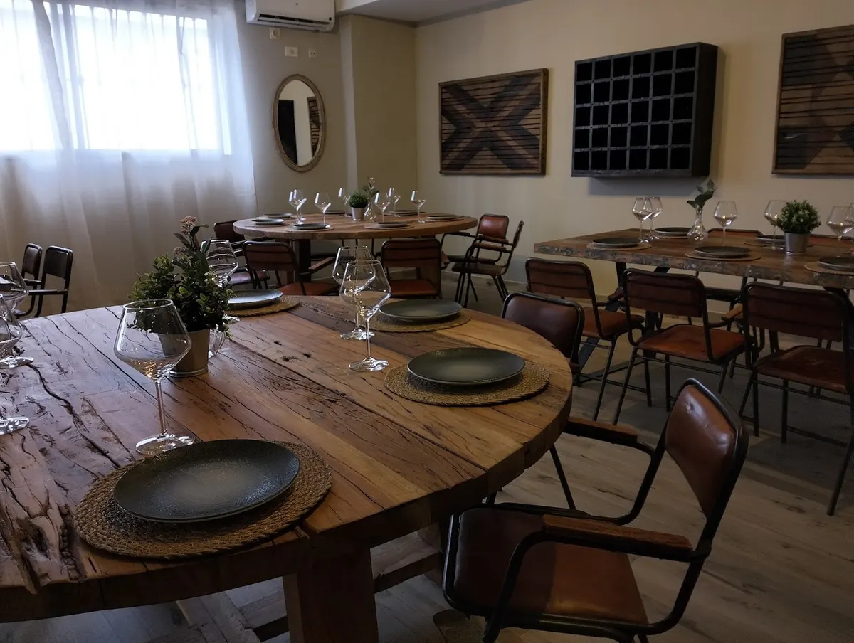 Mesa redonda de madera maciza montada para un grupo en el salón